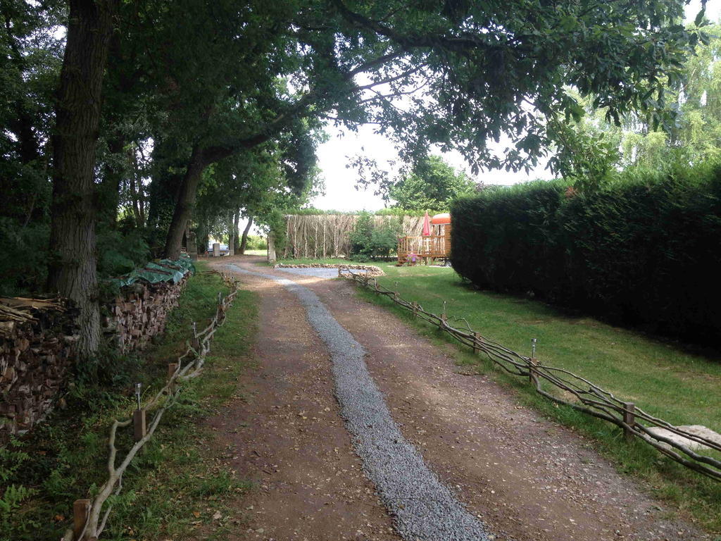 Roulotte Du Petit Bois Villa Theillement Exterior photo